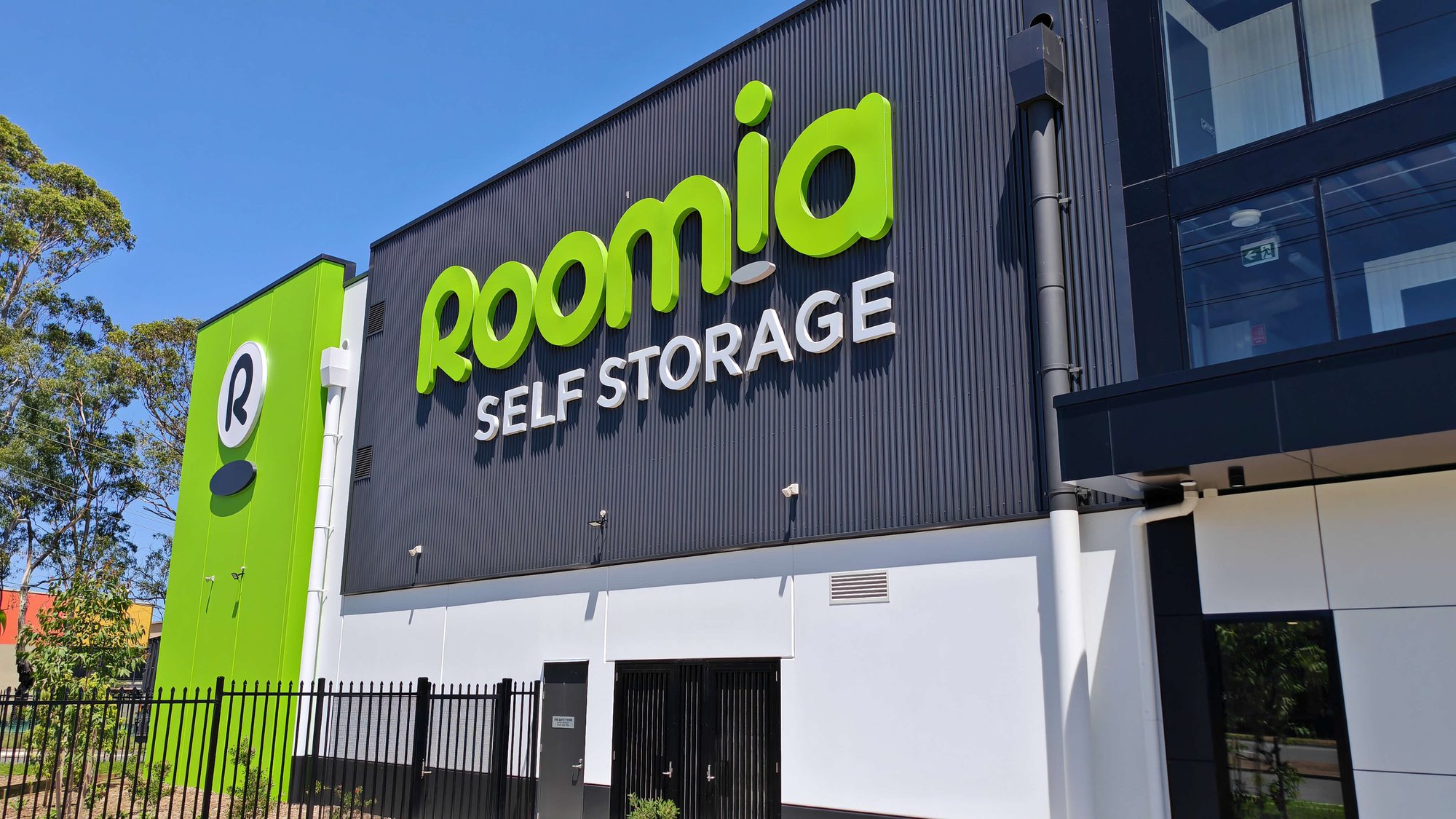 Roomia signage